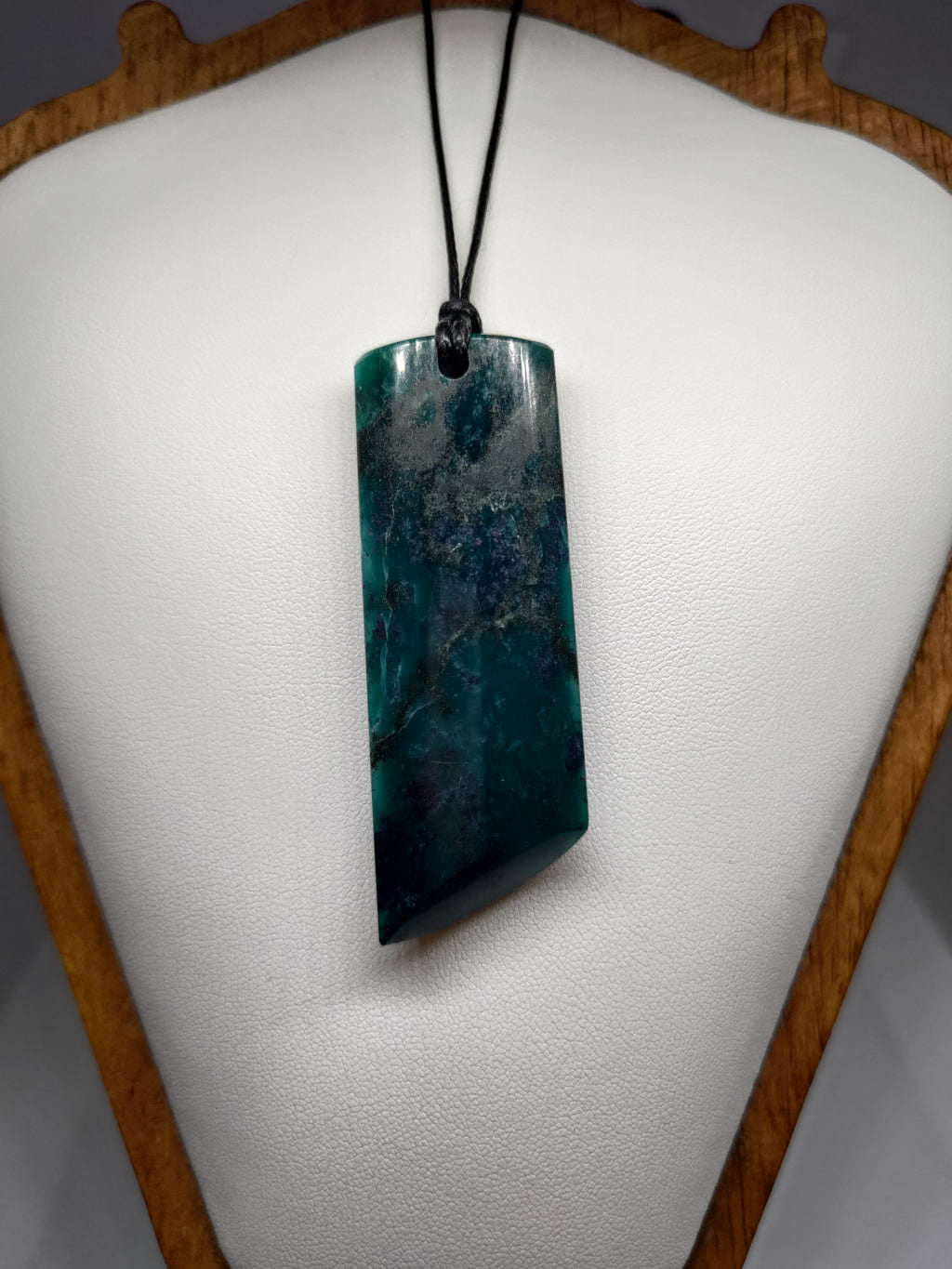 Goodletite – New Zealand Ruby Rock Hand Carved Pendant 0049