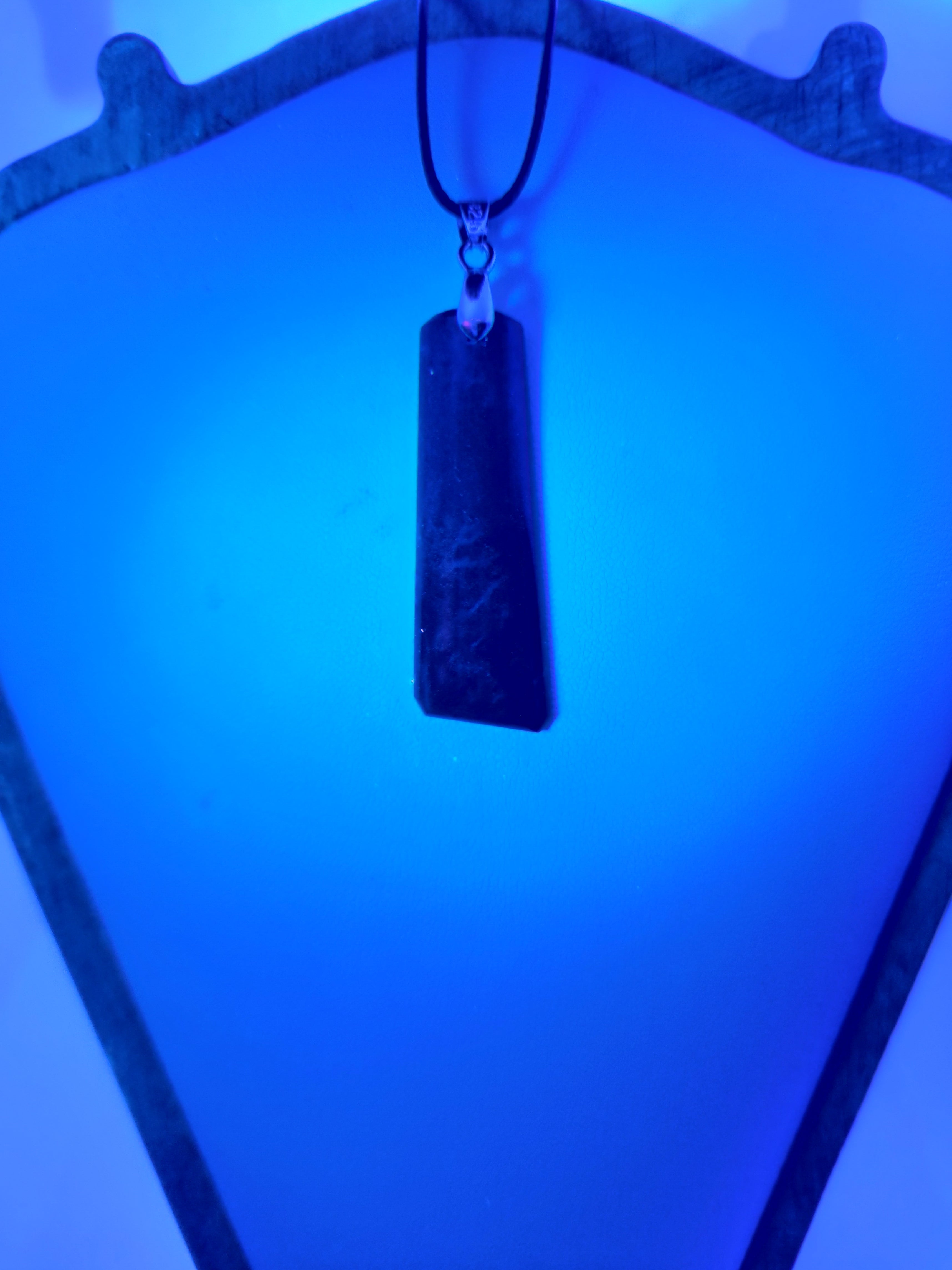 Goodletite – New Zealand Ruby Rock Hand Carved Pendant with .925 Sterling Silver Clasp Ref: 0069
