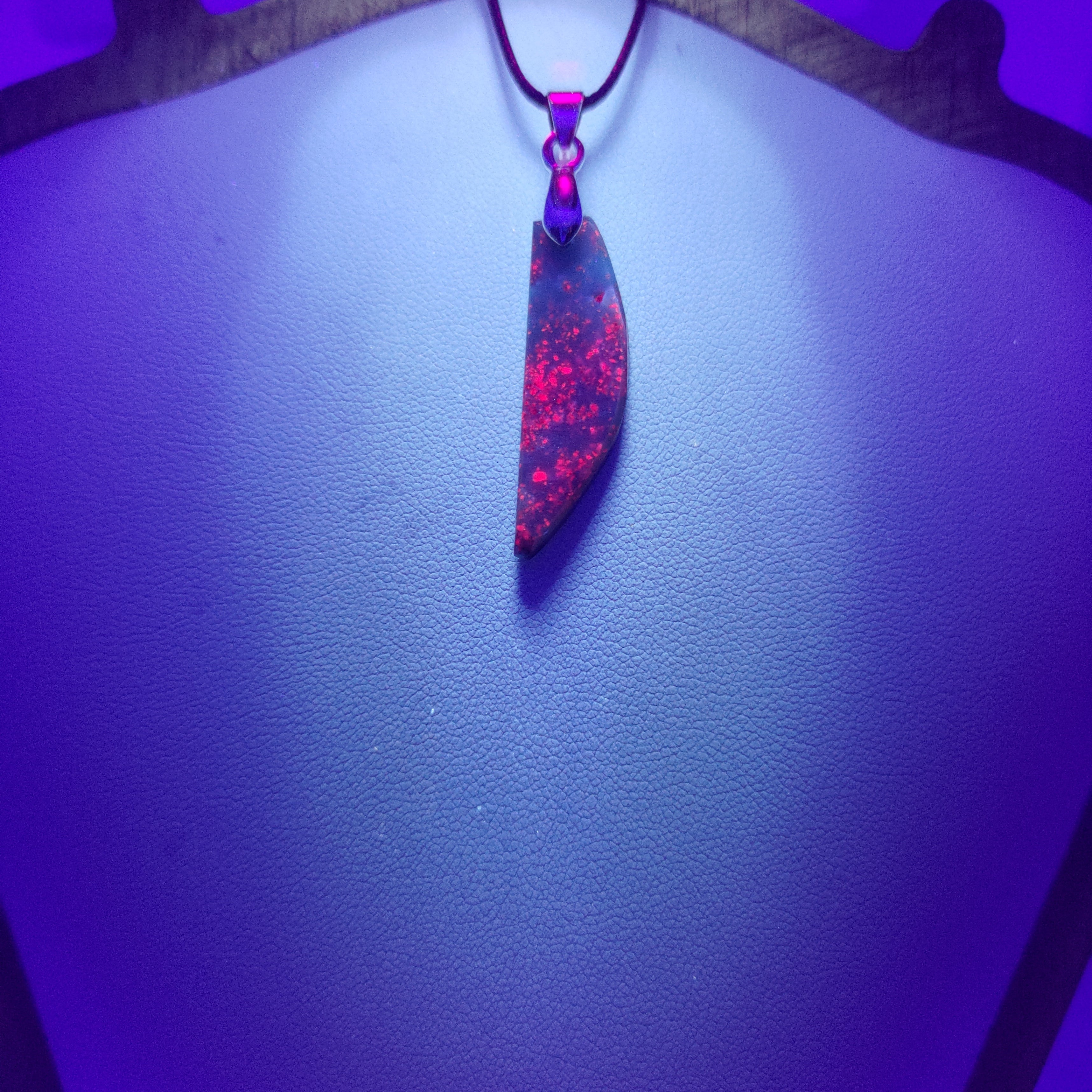 Goodletite – New Zealand Ruby Rock Hand Carved Pendant with .925 Sterling Silver Clasp Ref: 0068