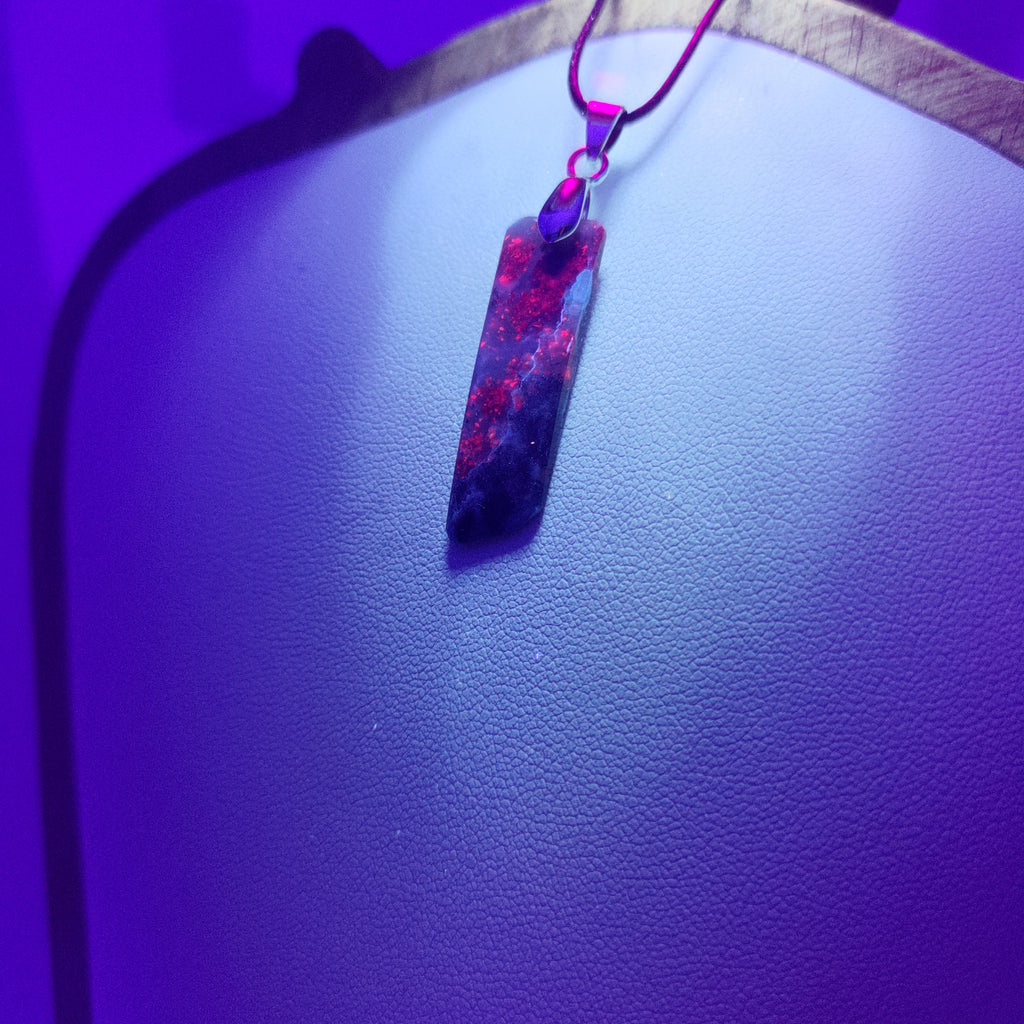 Goodletite – New Zealand Ruby Rock Hand Carved Pendant with .925 Sterling Silver Clasp Ref: 0065