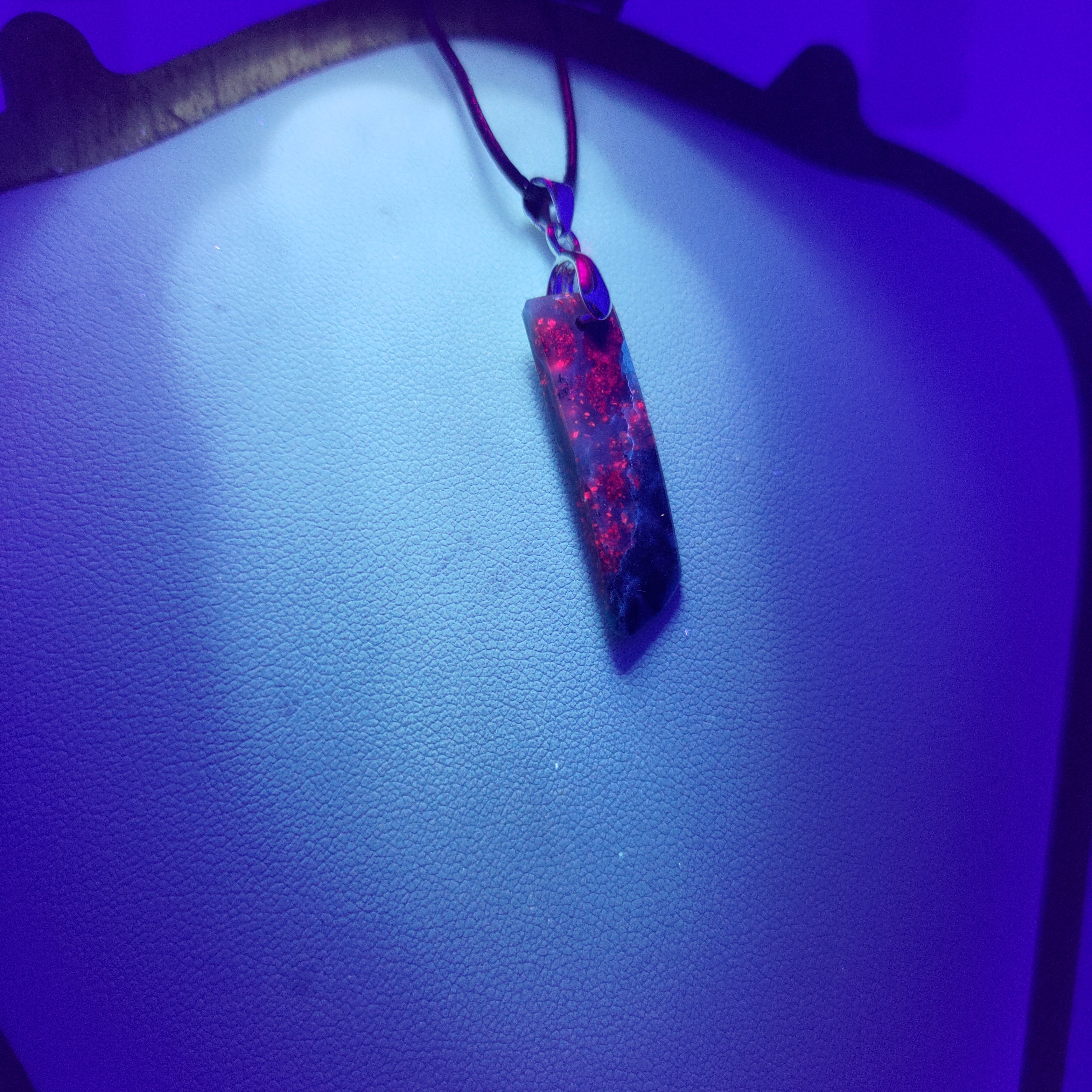 Goodletite – New Zealand Ruby Rock Hand Carved Pendant with .925 Sterling Silver Clasp Ref: 0065