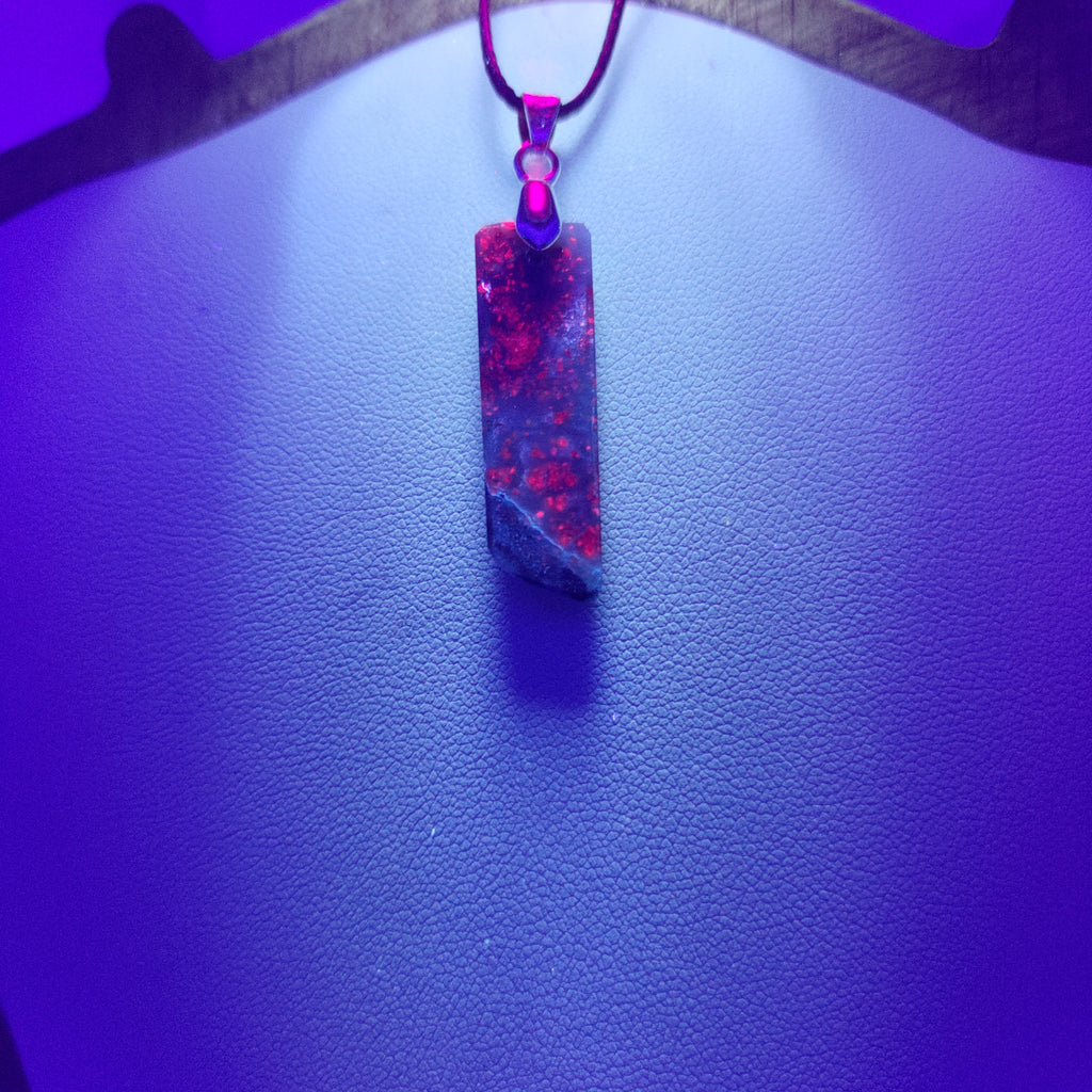 Goodletite – New Zealand Ruby Rock Hand Carved Pendant with .925 Sterling Silver Clasp Ref: 0065