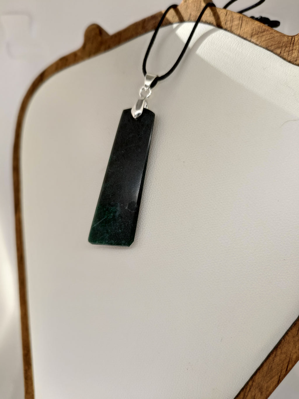 Goodletite – New Zealand Ruby Rock Hand Carved Pendant with .925 Sterling Silver Clasp Ref: 0069