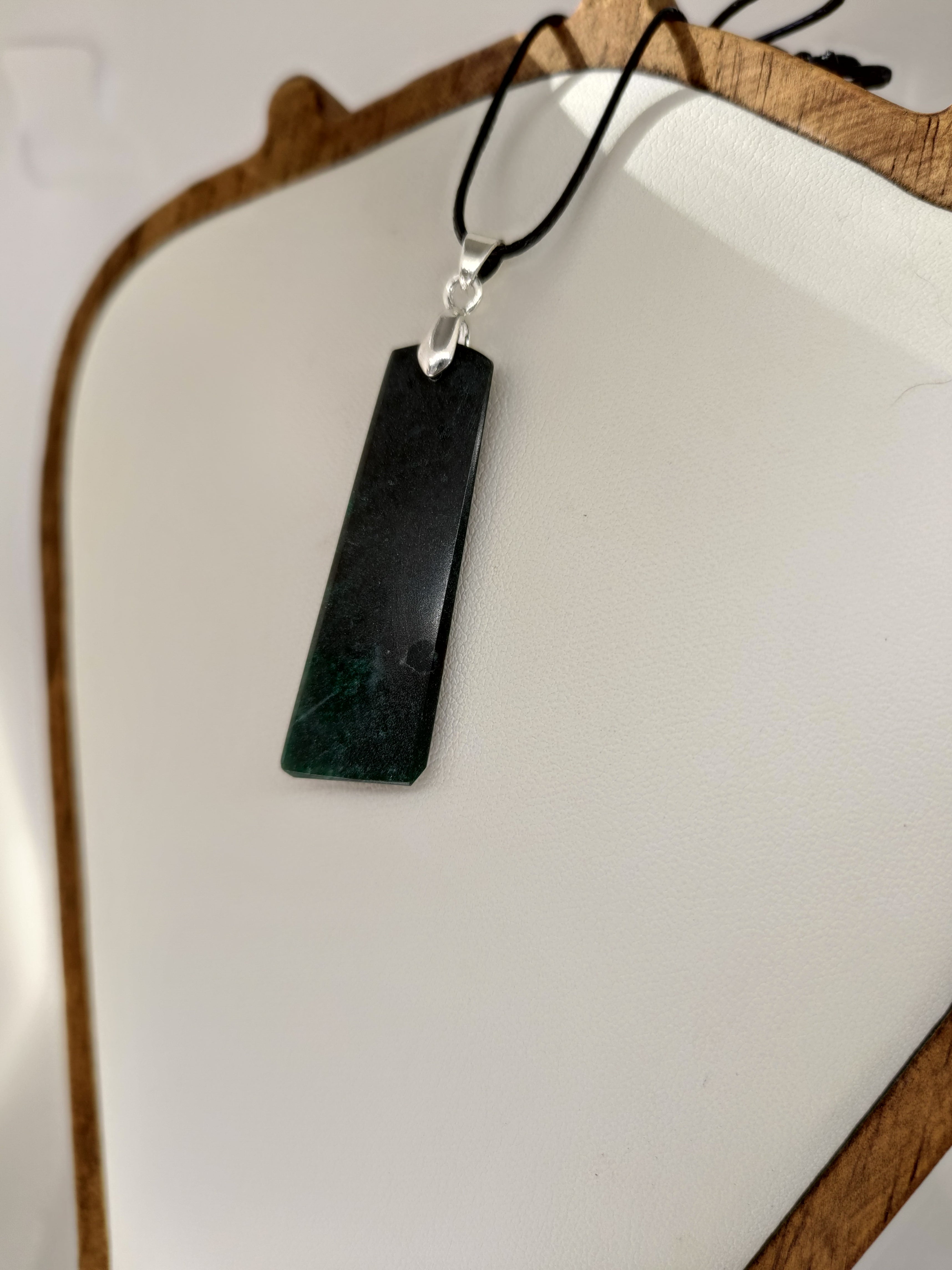 Goodletite – New Zealand Ruby Rock Hand Carved Pendant with .925 Sterling Silver Clasp Ref: 0069