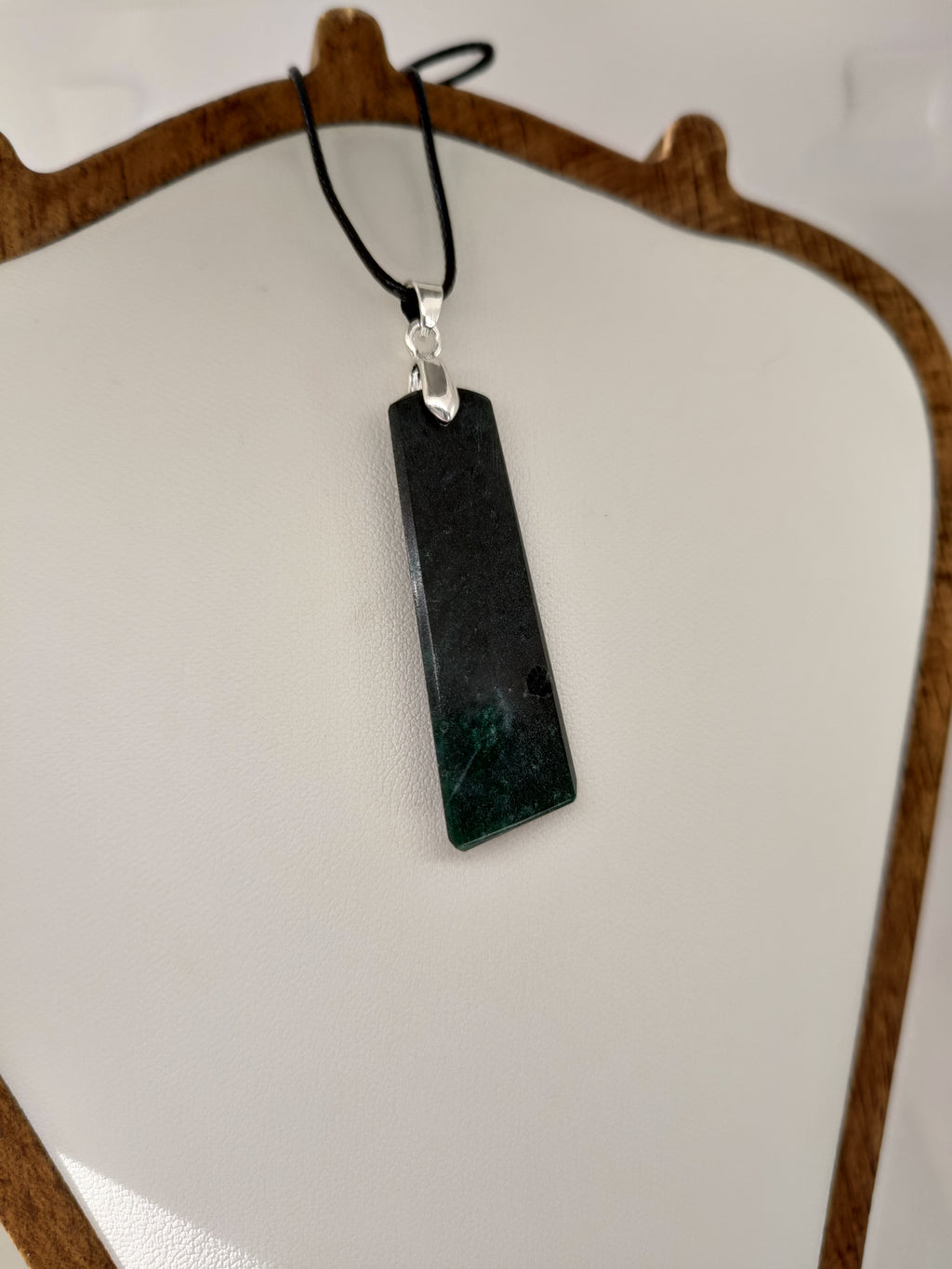 Goodletite – New Zealand Ruby Rock Hand Carved Pendant with .925 Sterling Silver Clasp Ref: 0069