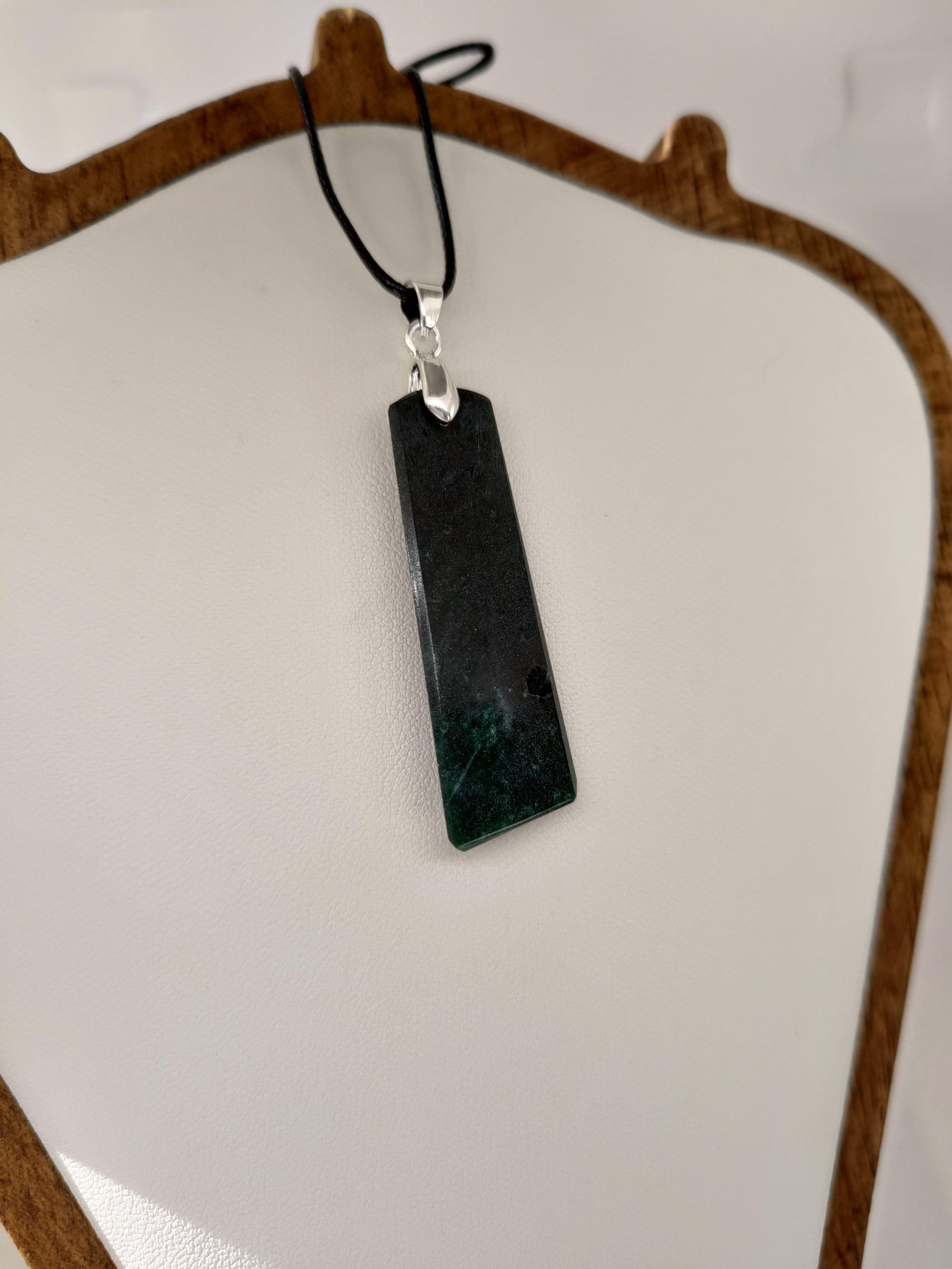 Goodletite – New Zealand Ruby Rock Hand Carved Pendant with .925 Sterling Silver Clasp Ref: 0069