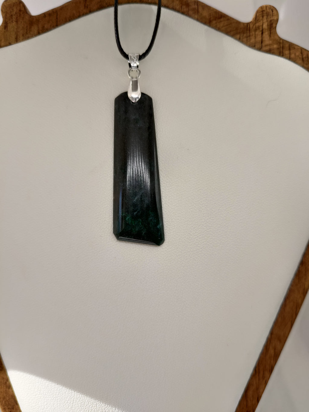 Goodletite – New Zealand Ruby Rock Hand Carved Pendant with .925 Sterling Silver Clasp Ref: 0069