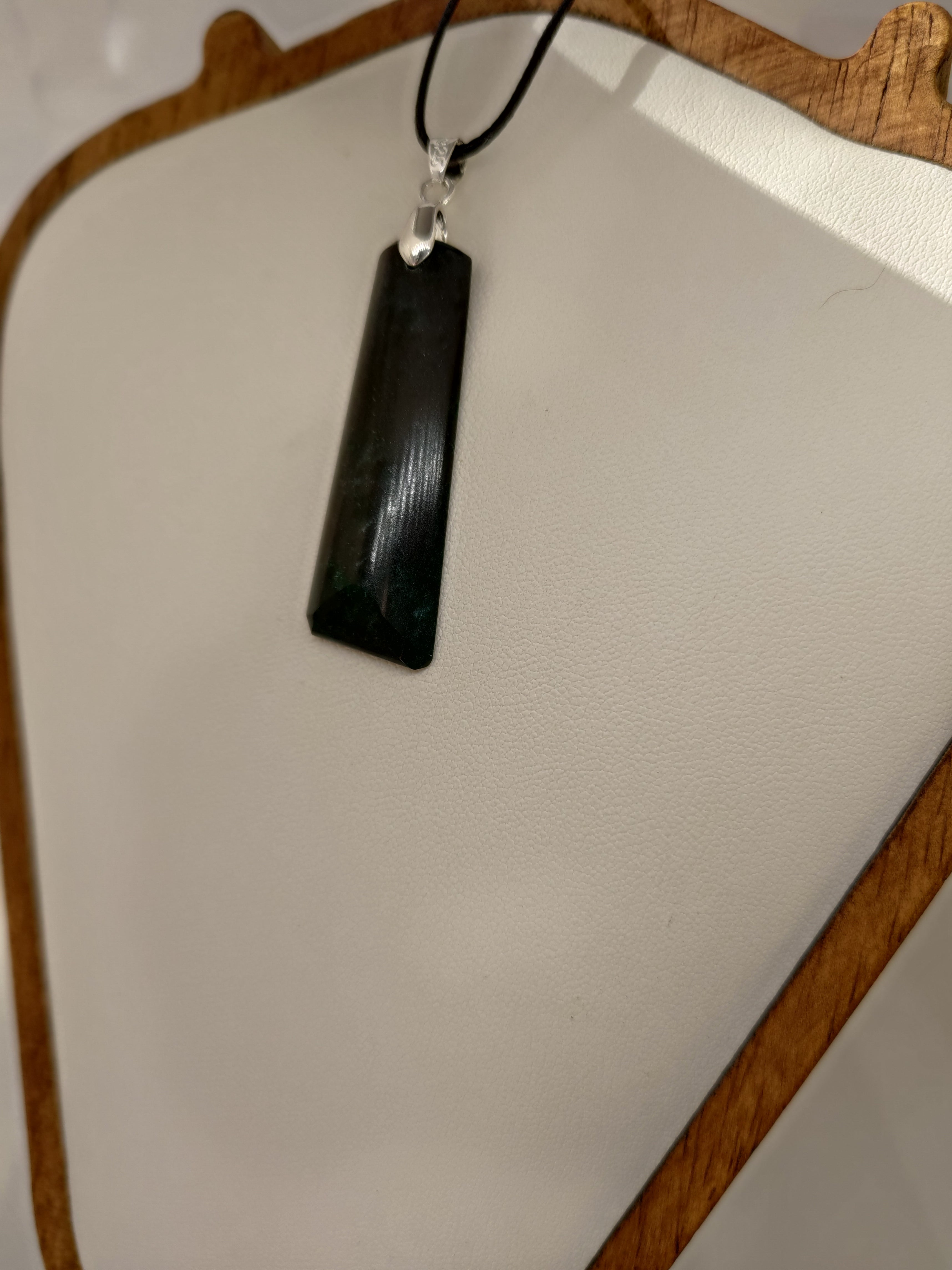 Goodletite – New Zealand Ruby Rock Hand Carved Pendant with .925 Sterling Silver Clasp Ref: 0069