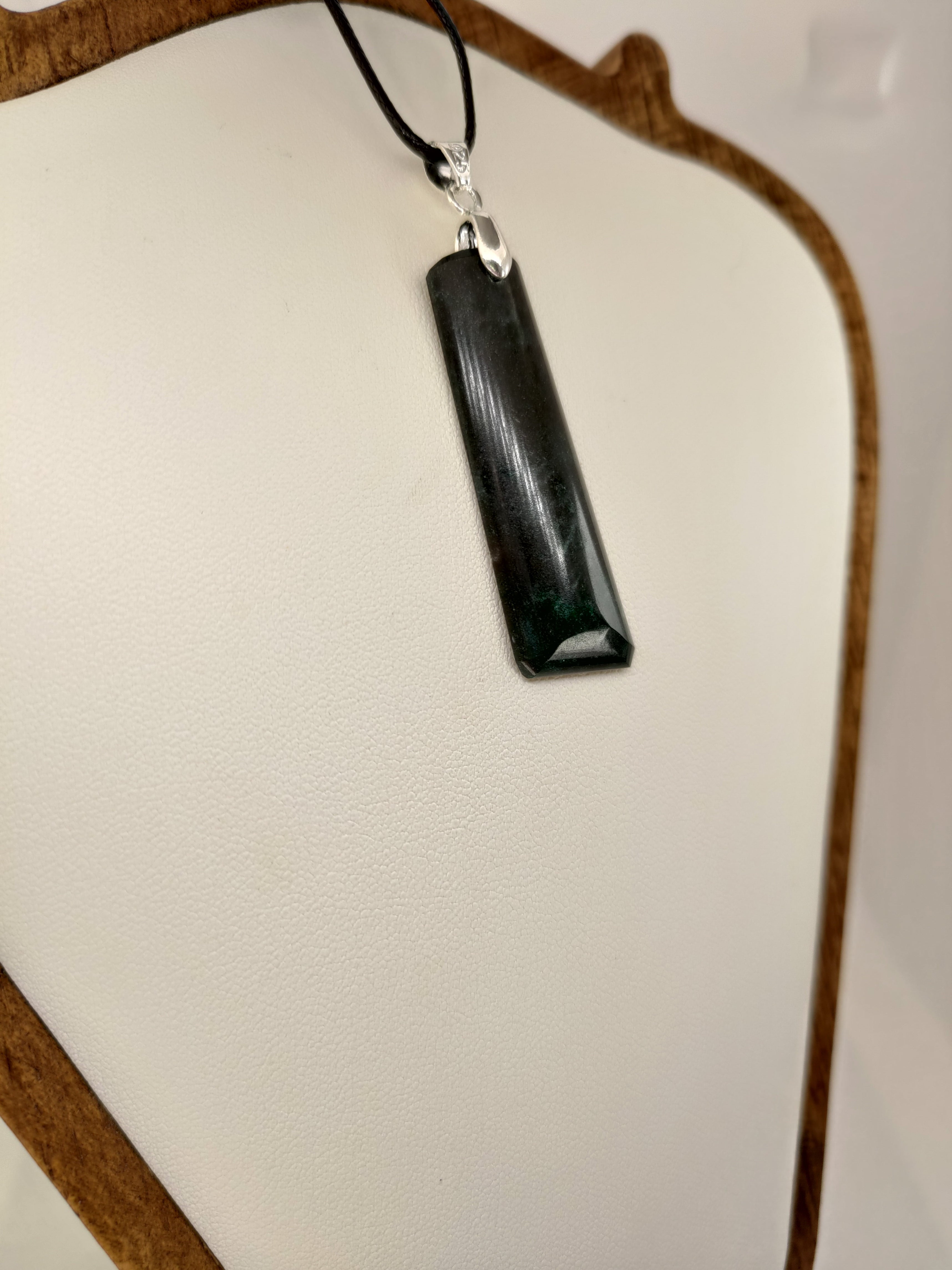 Goodletite – New Zealand Ruby Rock Hand Carved Pendant with .925 Sterling Silver Clasp Ref: 0069