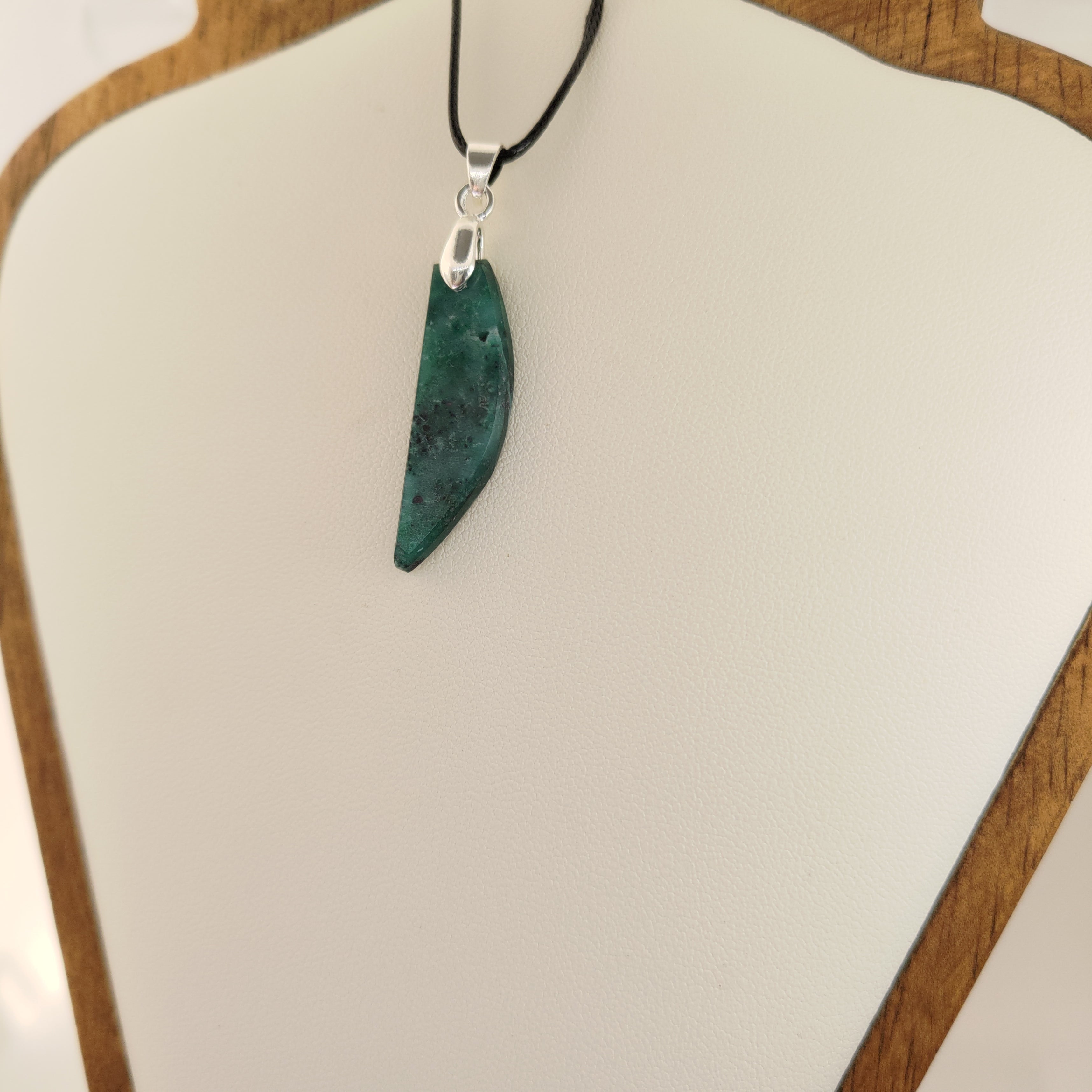 Goodletite – New Zealand Ruby Rock Hand Carved Pendant with .925 Sterling Silver Clasp Ref: 0068