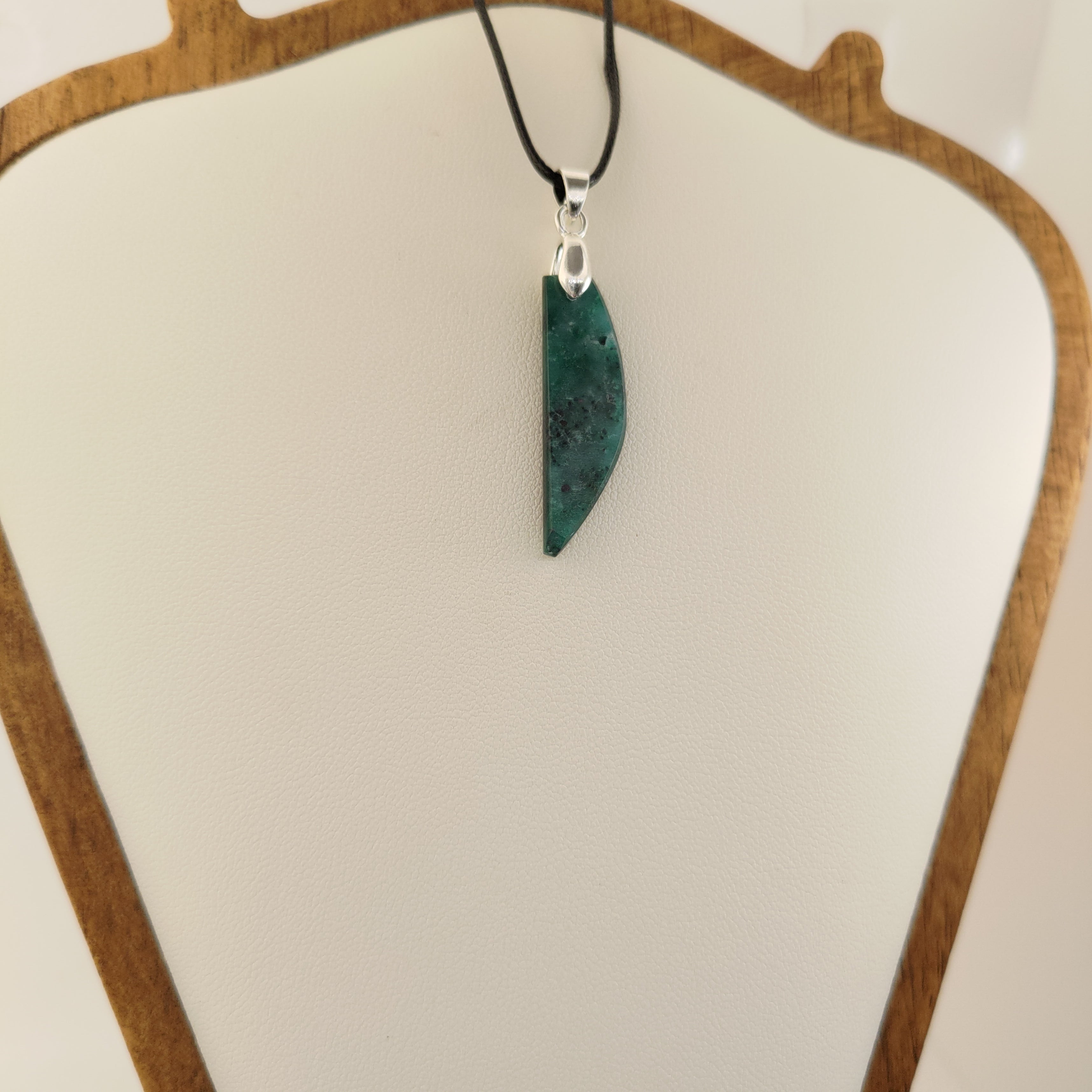 Goodletite – New Zealand Ruby Rock Hand Carved Pendant with .925 Sterling Silver Clasp Ref: 0068