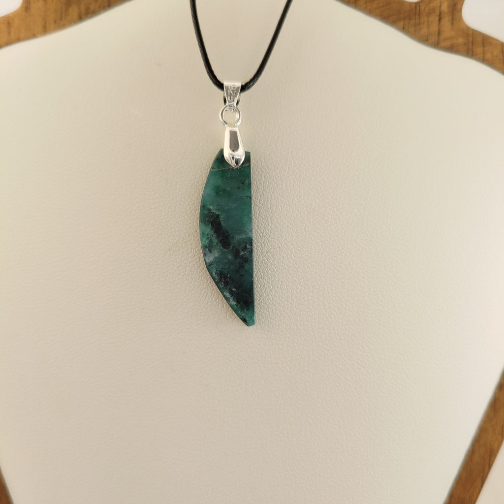 Goodletite – New Zealand Ruby Rock Hand Carved Pendant with .925 Sterling Silver Clasp Ref: 0068