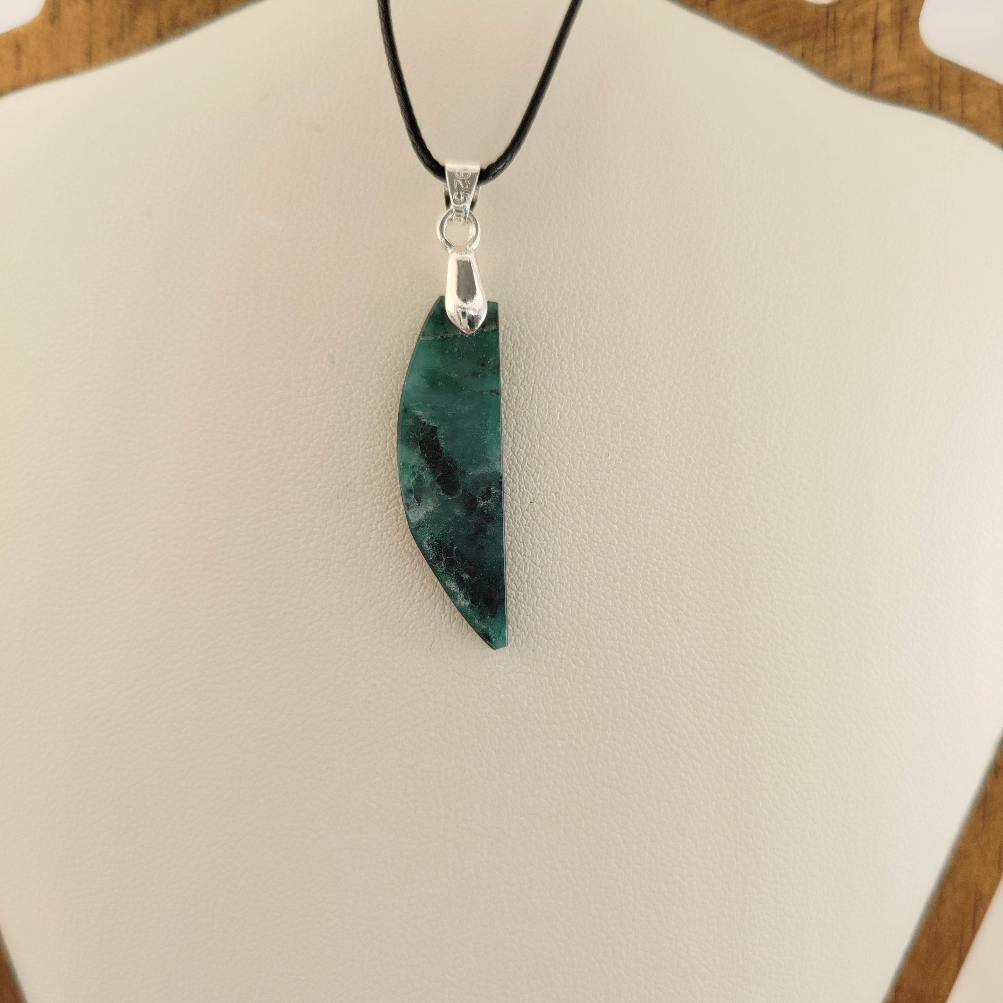 Goodletite – New Zealand Ruby Rock Hand Carved Pendant with .925 Sterling Silver Clasp Ref: 0068