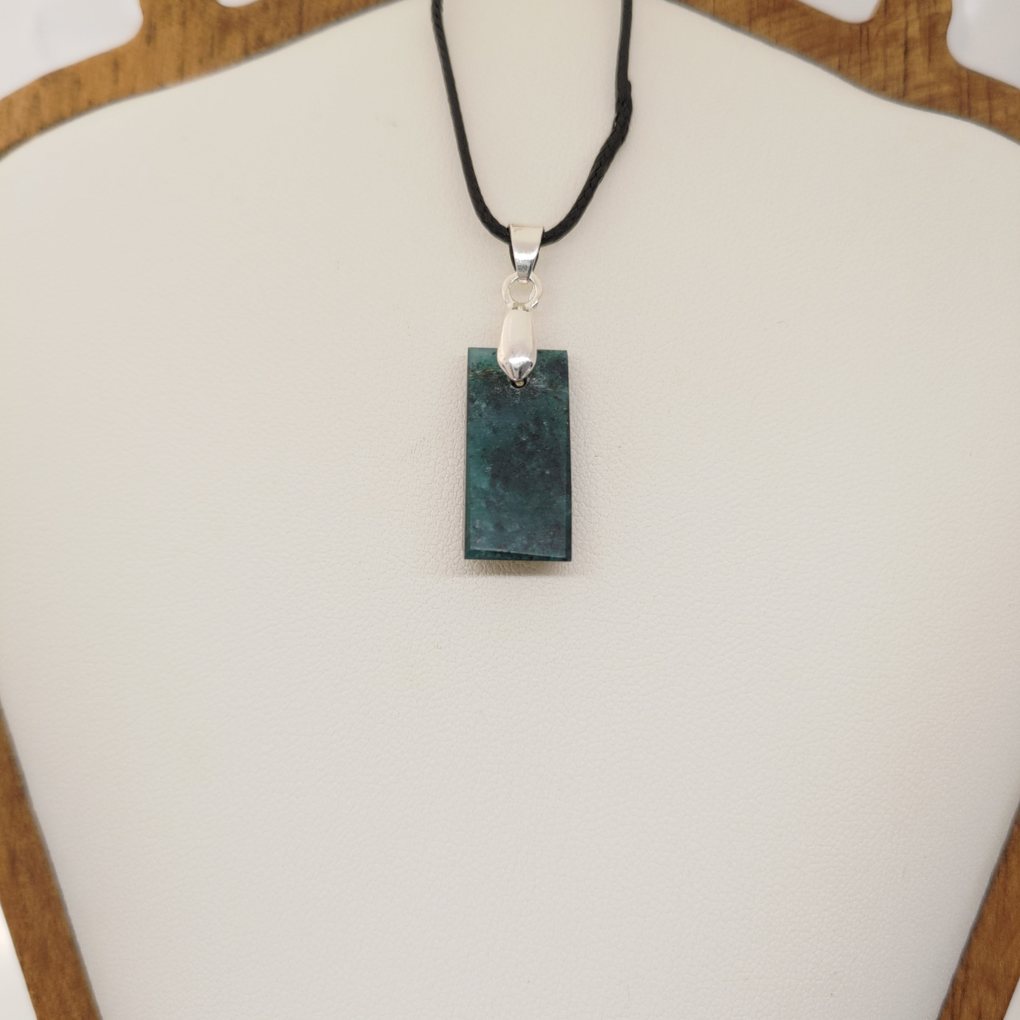 Goodletite – New Zealand Ruby Rock Hand Carved Pendant with .925 Sterling Silver Clasp Ref: 0066