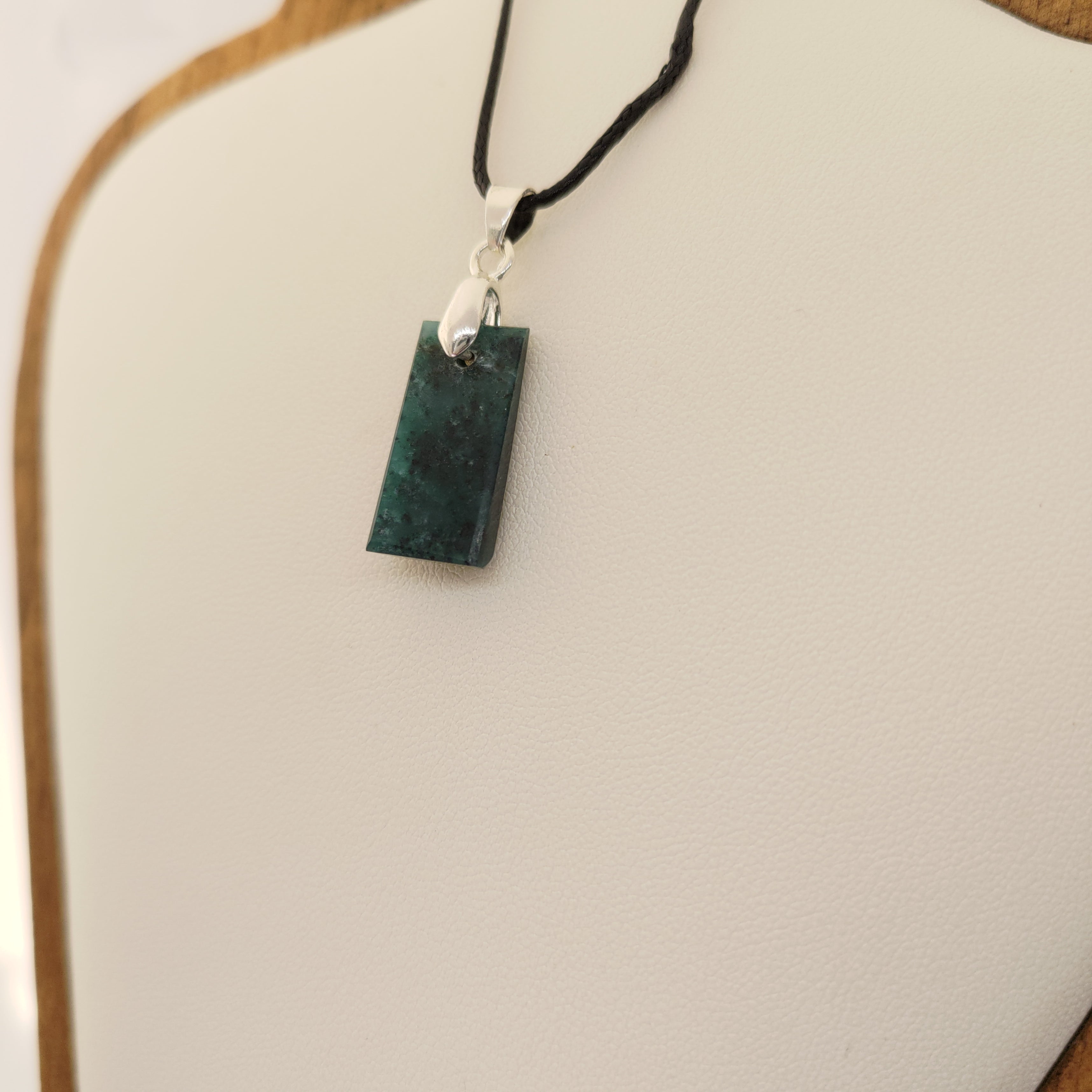 Goodletite – New Zealand Ruby Rock Hand Carved Pendant with .925 Sterling Silver Clasp Ref: 0066