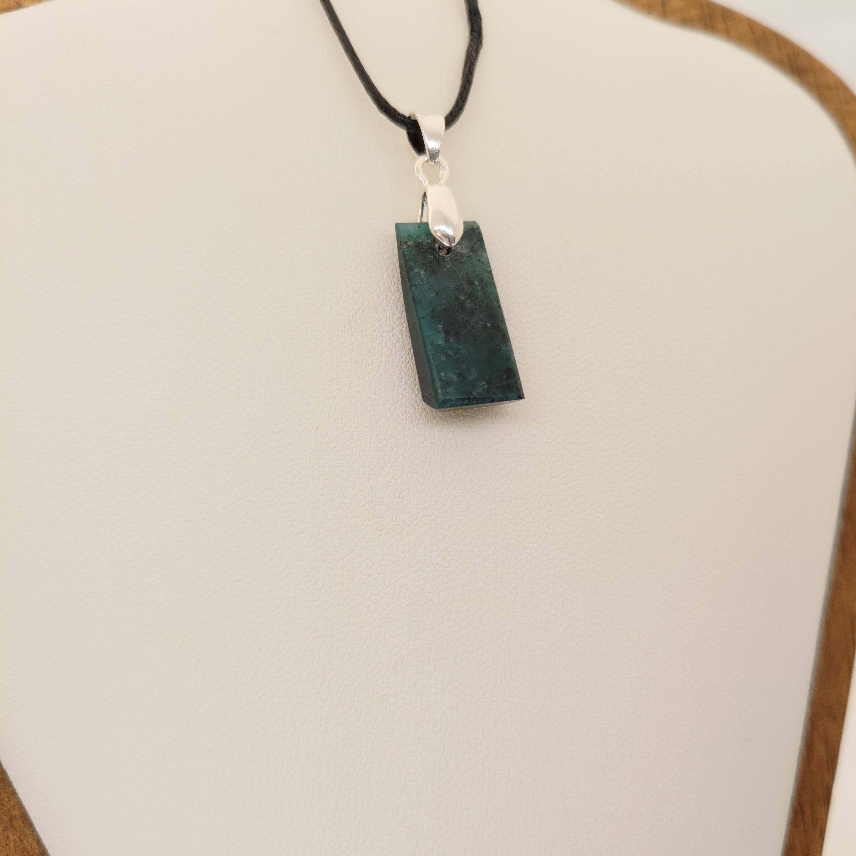 Goodletite – New Zealand Ruby Rock Hand Carved Pendant with .925 Sterling Silver Clasp Ref: 0066