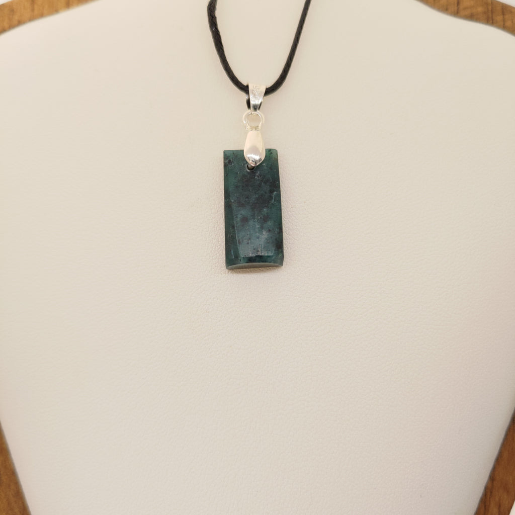 Goodletite – New Zealand Ruby Rock Hand Carved Pendant with .925 Sterling Silver Clasp Ref: 0066