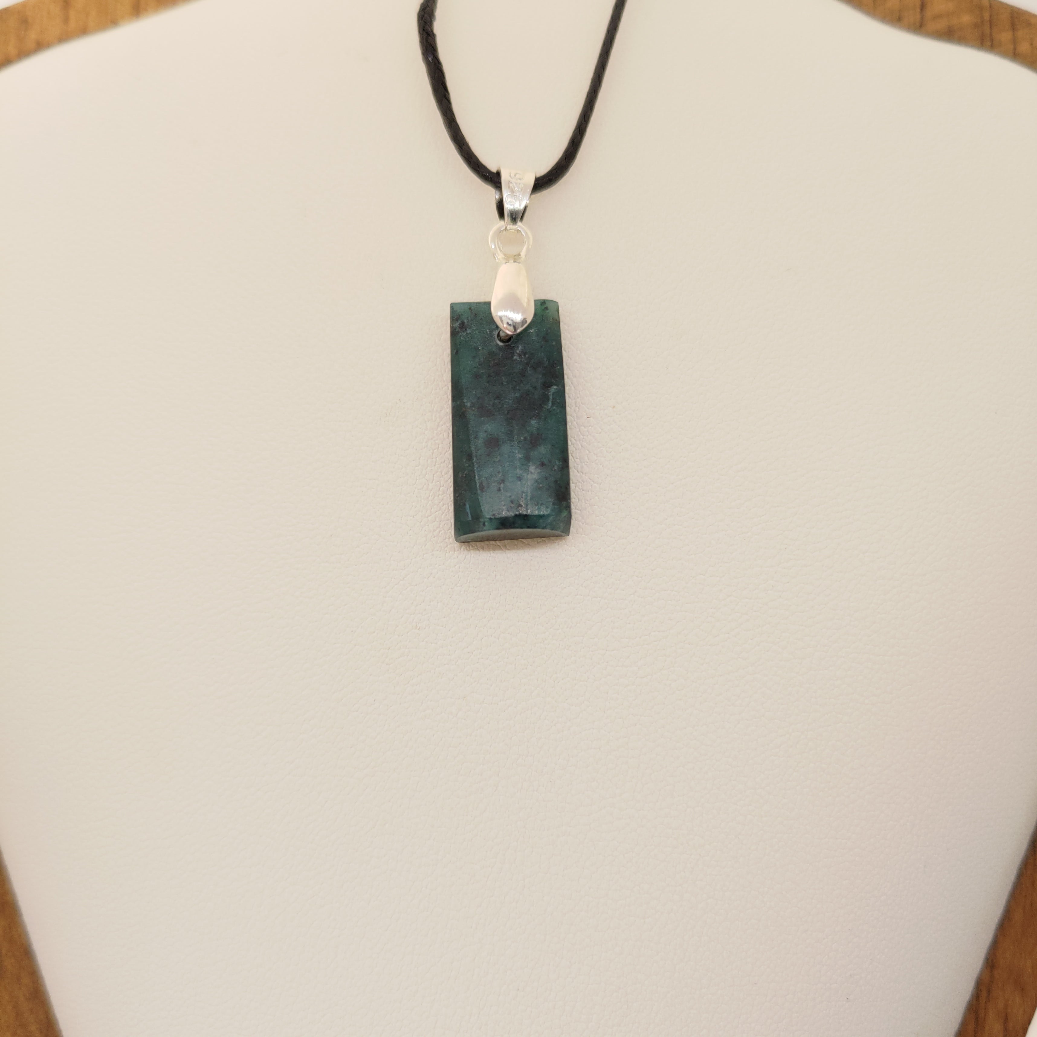 Goodletite – New Zealand Ruby Rock Hand Carved Pendant with .925 Sterling Silver Clasp Ref: 0066