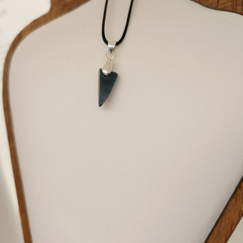 Goodletite – New Zealand Ruby Rock Hand Carved Pendant with .925 Sterling Silver Clasp Ref: 0067
