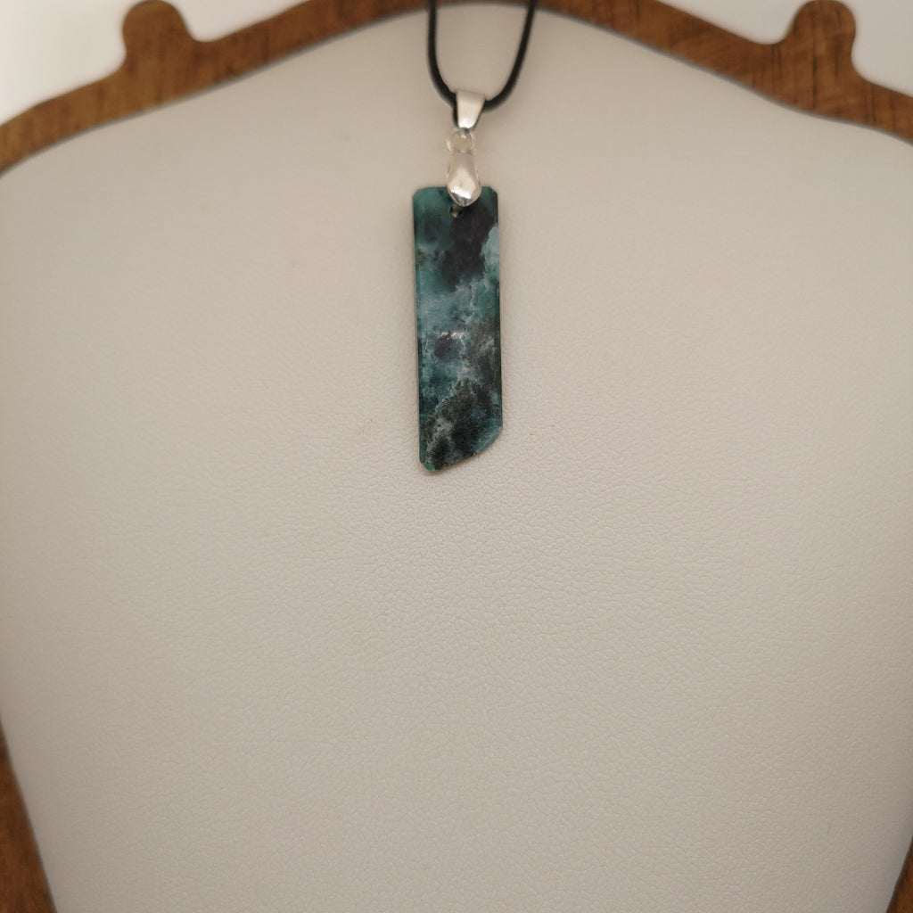 Goodletite – New Zealand Ruby Rock Hand Carved Pendant with .925 Sterling Silver Clasp Ref: 0065