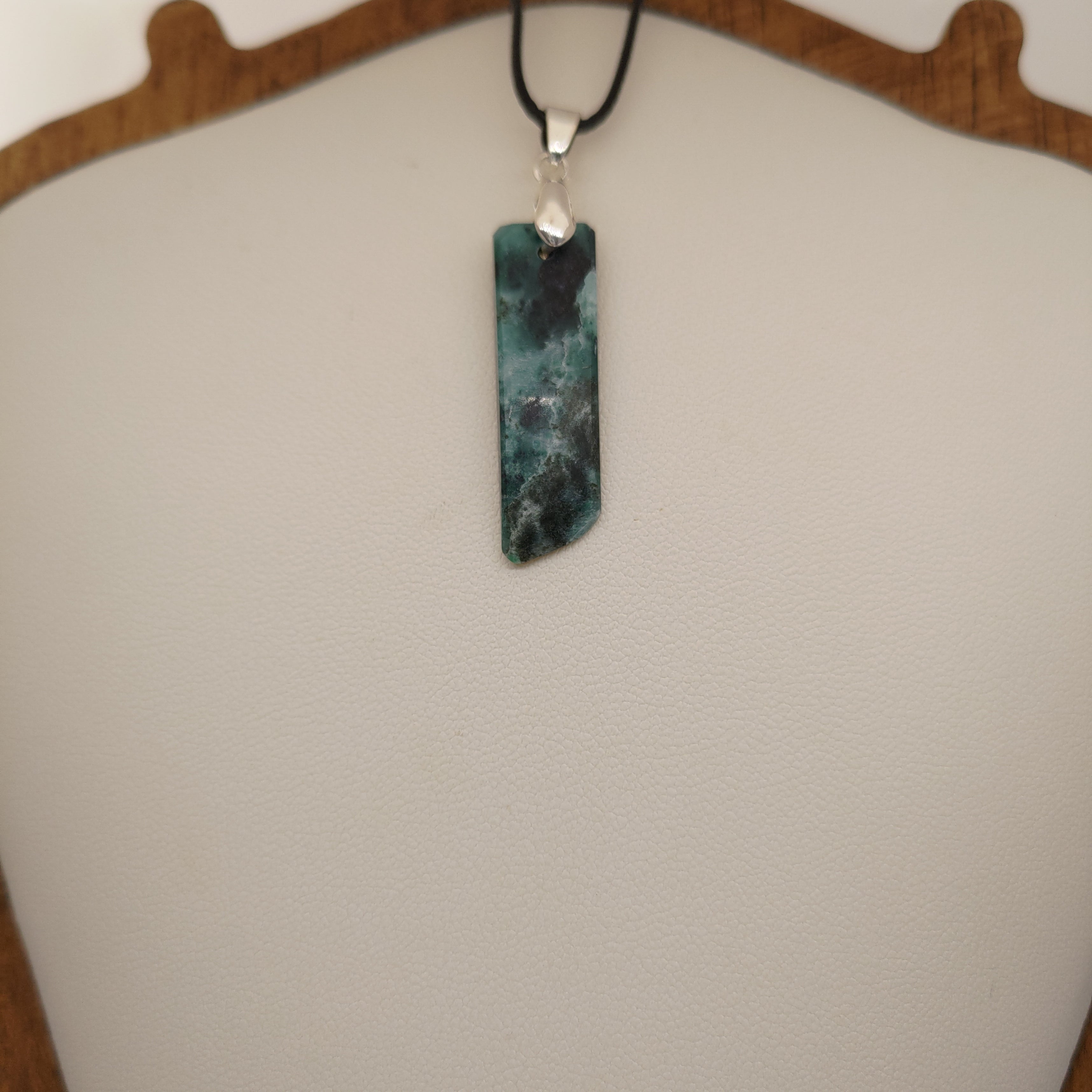 Goodletite – New Zealand Ruby Rock Hand Carved Pendant with .925 Sterling Silver Clasp Ref: 0065