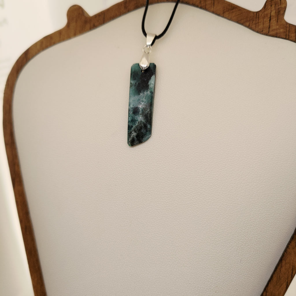 Goodletite – New Zealand Ruby Rock Hand Carved Pendant with .925 Sterling Silver Clasp Ref: 0065