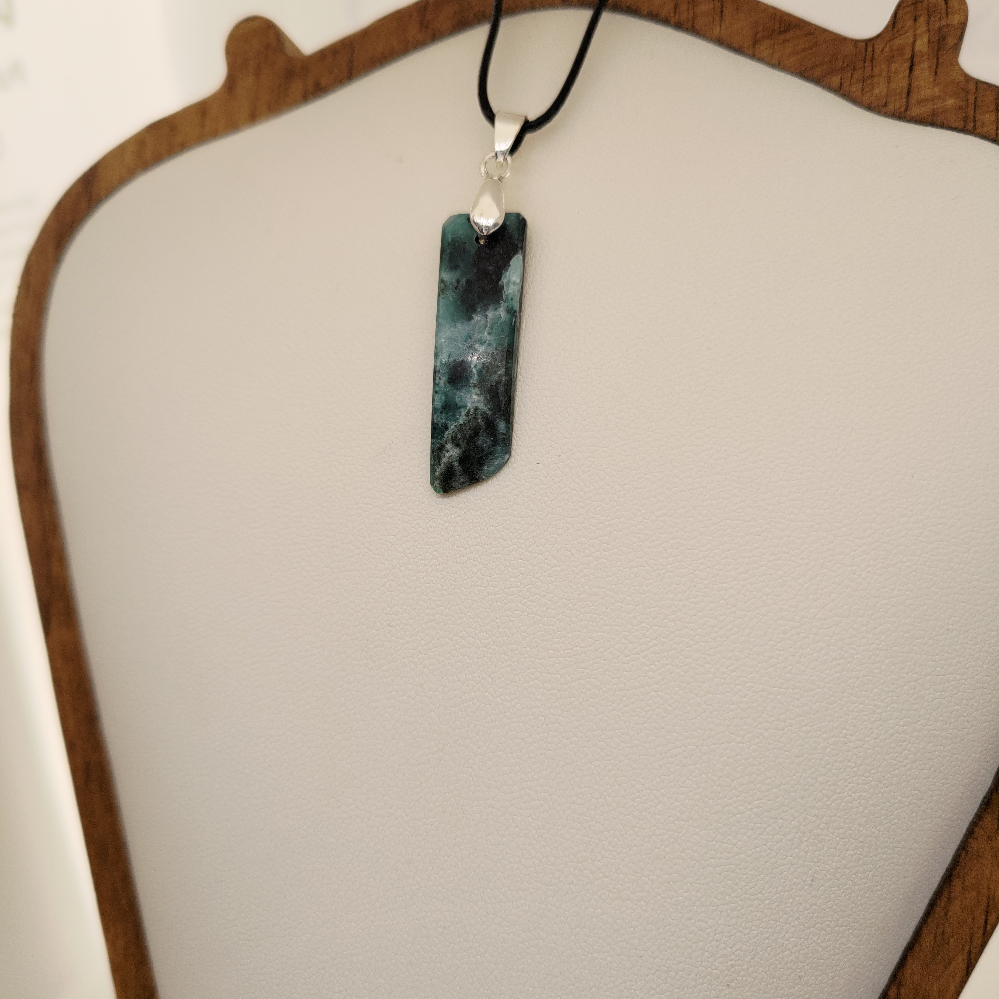 Goodletite – New Zealand Ruby Rock Hand Carved Pendant with .925 Sterling Silver Clasp Ref: 0065