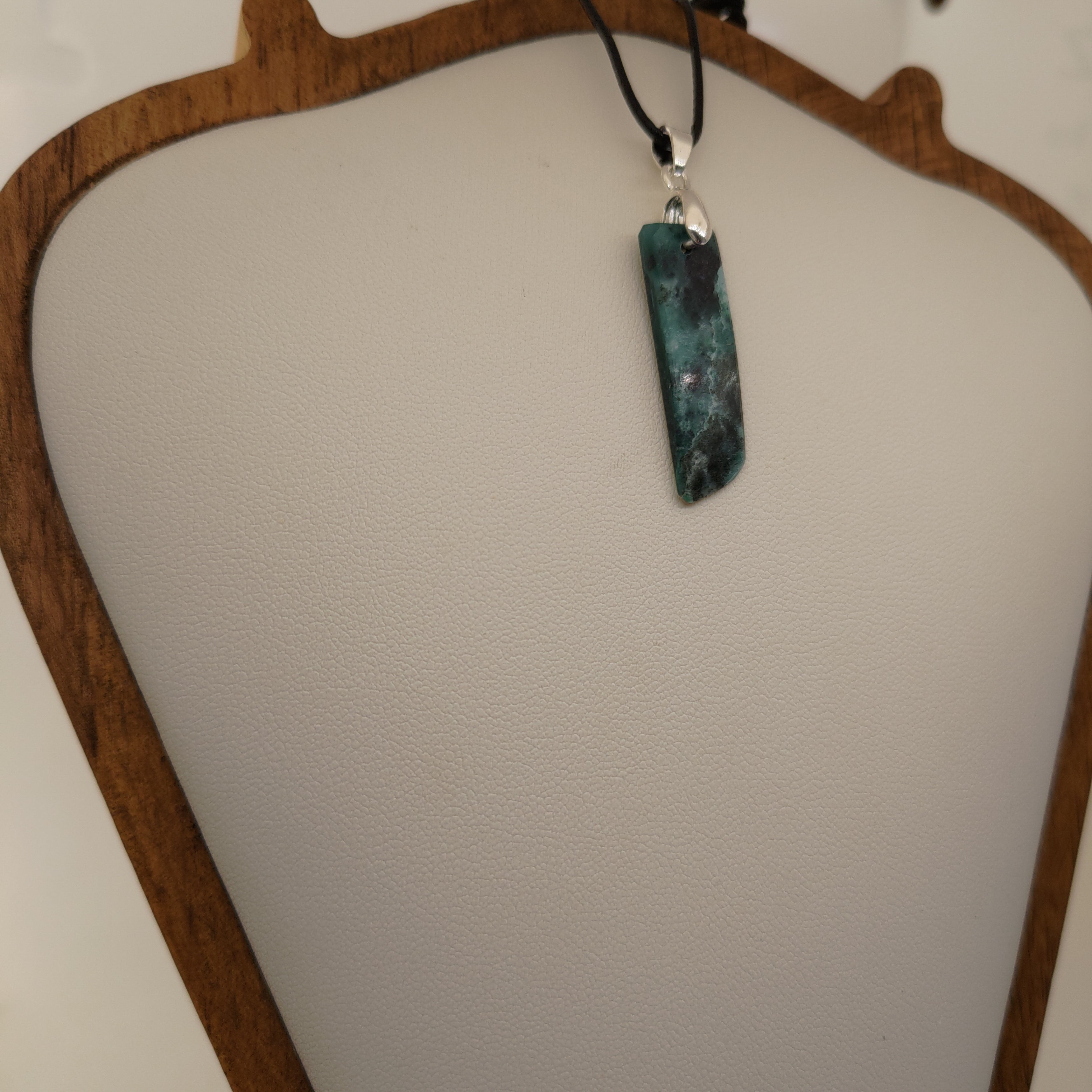 Goodletite – New Zealand Ruby Rock Hand Carved Pendant with .925 Sterling Silver Clasp Ref: 0065