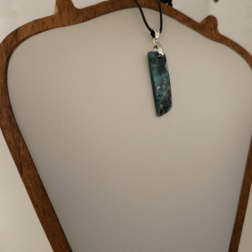 Goodletite – New Zealand Ruby Rock Hand Carved Pendant with .925 Sterling Silver Clasp Ref: 0065