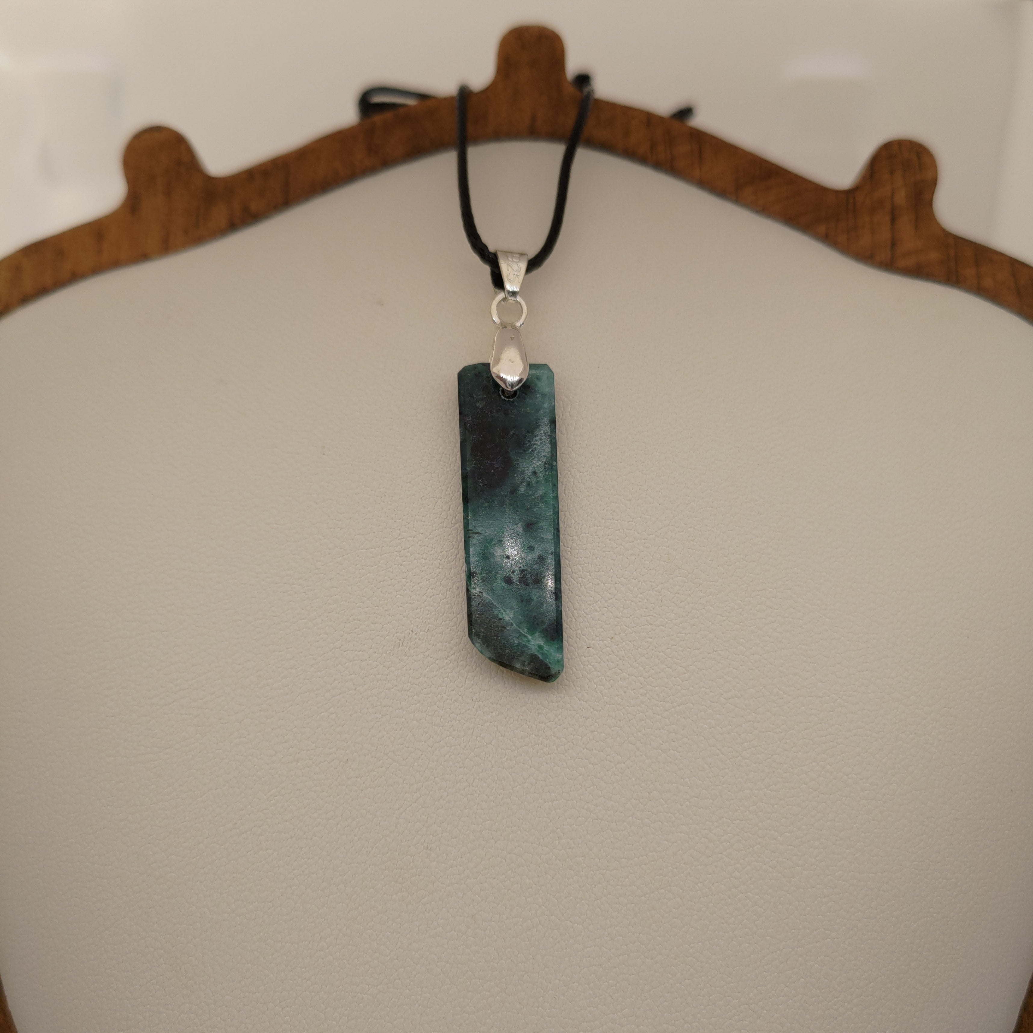 Goodletite – New Zealand Ruby Rock Hand Carved Pendant with .925 Sterling Silver Clasp Ref: 0065