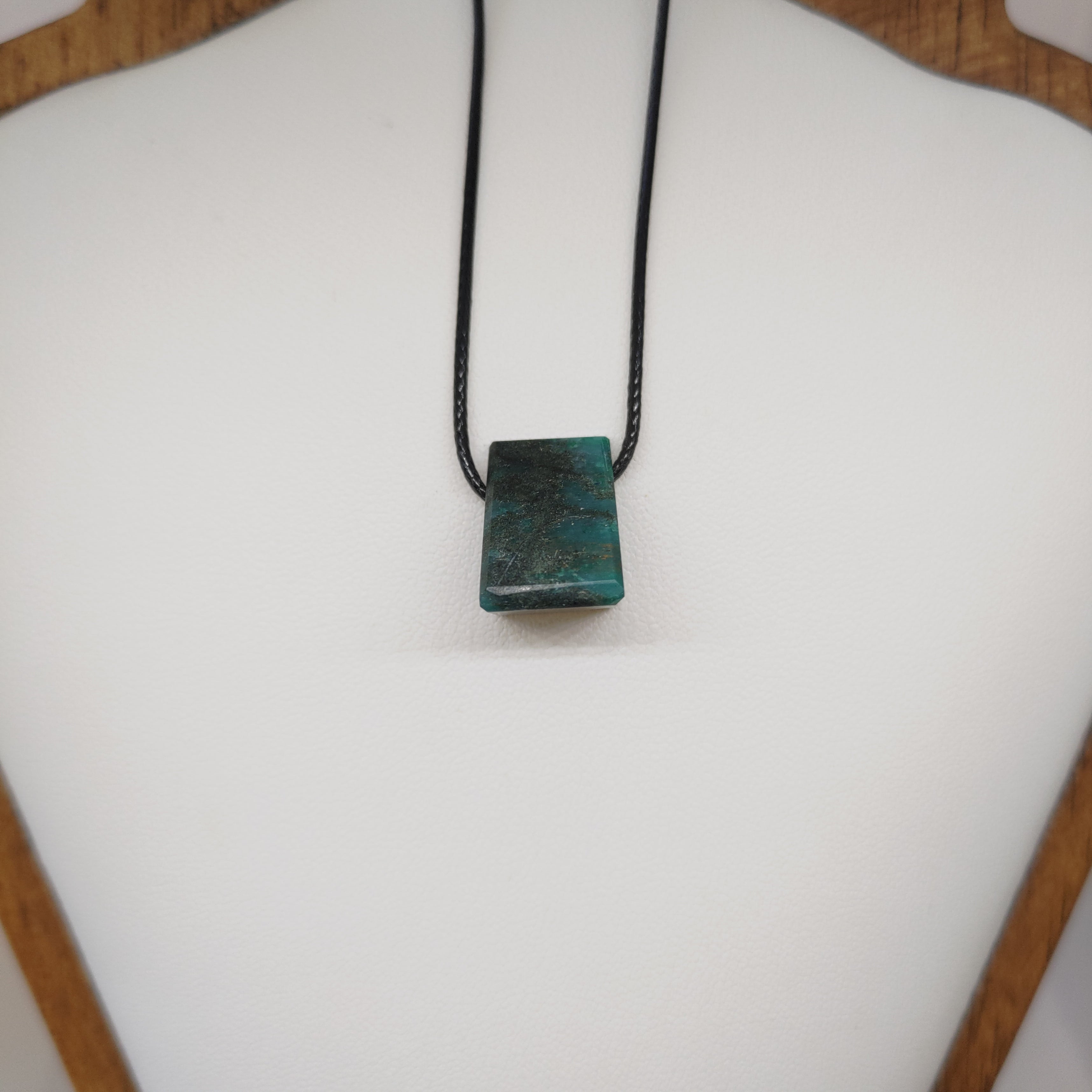 Goodletite – New Zealand Ruby Rock Hand Carved Pendant with .925 Sterling Silver Clasp Ref: 0063