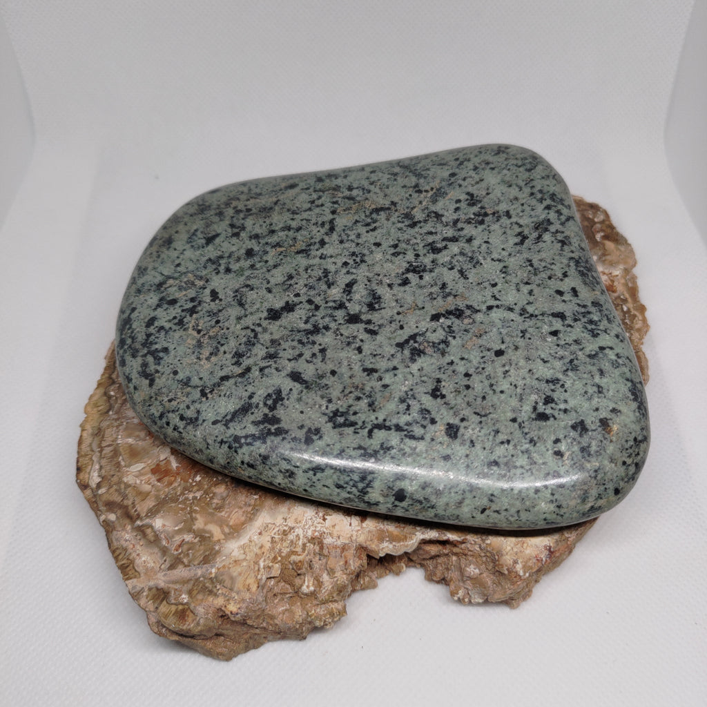 New Zealand Pounamu Specimen High Shine Polish Ref: 0154