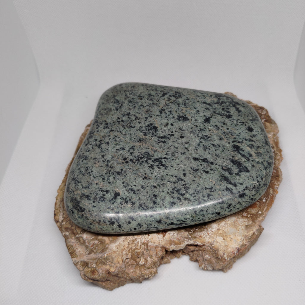 New Zealand Pounamu Specimen High Shine Polish Ref: 0154